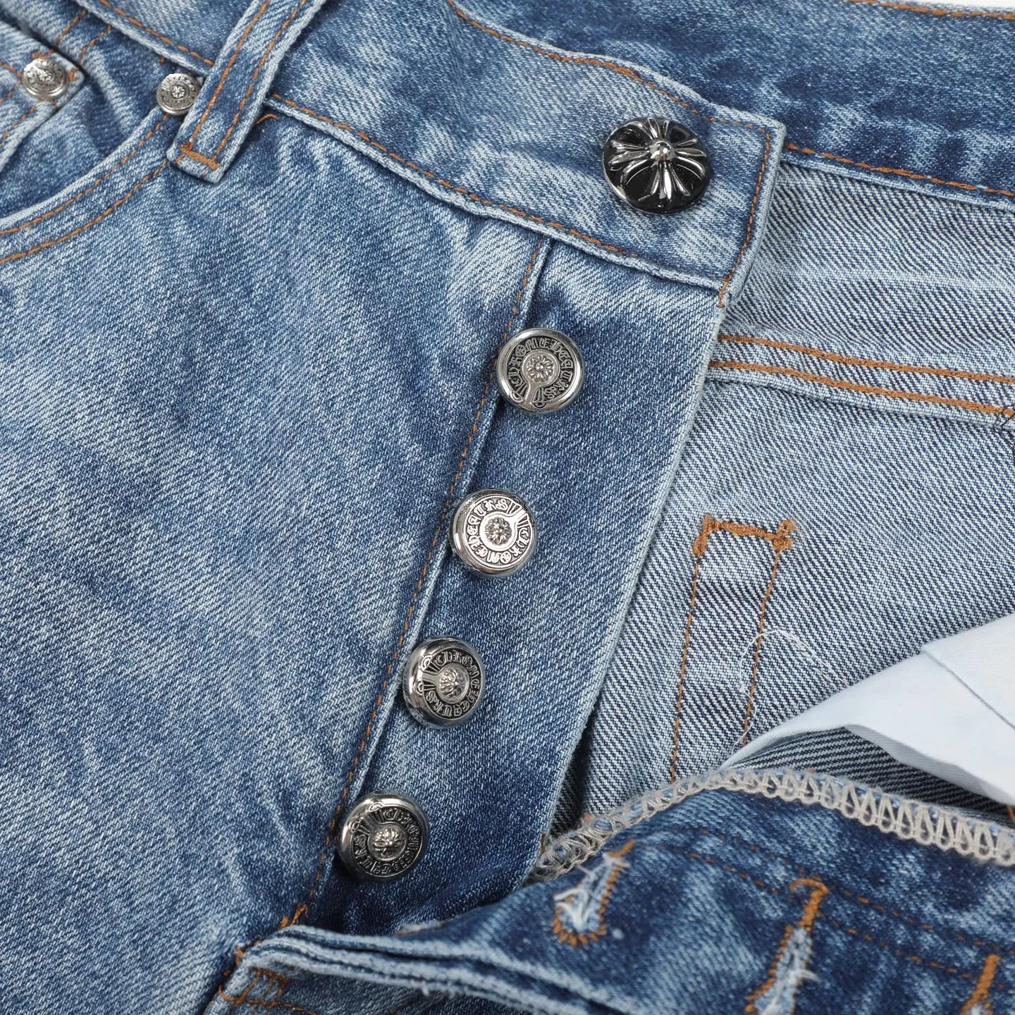 P320 Chrome Heart Blue Ox King Graffiti Multi-Color Leather Jeans [Same Style as L*Xiang] Chrome Heart Blue Ox King Graffiti Multi-Color Leather Jeans are the “king of the market” in the fashion industry! Made of high-quality denim and processed through complex washing processes, the distressed effect is super unique. The multi-color leather and graffiti design bring out the cool street genes of Crowe. Each pair of pants is unique, and you can directly transform into a street trend ICON when you put it on. The matching method is super cool: High street style: Pair it with a black hooded sweatshirt, thick-soled boots, and stacked silver chains. When you go to the stage or on the street, you will have an aura of 2.8 meters. You can slay at concerts and out on the street. Mix and match trendy styles: wear a suit jacket + canvas shoes for boys, and wear a short crop top + dad shoes for girls. Mix and match to create a sense of contrast, full of fashion sense, and the hair tie will get likes in seconds when taking photos. Couples share the same style: one pair with each other, the boy wears a solid color T + sneakers, the girl wears a short top + sneakers, they are the most eye-catching trendy couple when they go out, and they keep turning heads! No matter what your style is, these pants can help you grasp the essence of the trend. It is a must-have for trendy players. You will look the most beautiful on the street when you put it on! Size: 28/30/32/34/36 Waist: 70/75/80/85/90 Pants length: 102/104/106/108/110